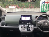 前席コクピットの画像です。視界も広く非常に運転しやすいです。