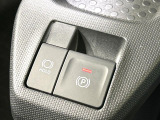 【電動パーキングブレーキ】パーキングブレーキは便利な電動式!ボタン一つで操作でき、アクセルを踏めば自動で解除されます♪レバーやペダルが無いので運転席廻りもすっきりしますね♪