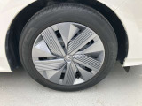 純正の16インチホイールを装着しております。タイヤサイズは185/65R16です。ホイールカバーを装着しています。