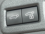 【パワーバックドア】スマートキーや運転席のボタンを押すだけでリアゲートが自動で開閉します!荷物を持っている時や、高い位置にあるバックドアを閉める際に便利な機能です♪