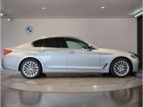 ☆BMWの前後重量配分50:50はエンジン自体をフロントタイヤよりも後ろにずらし、通常はエンジンルーム内に搭載される重量物であるバッテリーをトランクに移動させるなどして実現されています☆