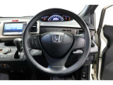 運転中もハンドルでの操作が可能です。特に高速道路等の目が離せない運転時には、便利さだけでなく、安全性も兼ね備えております。