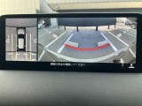 360度ビューカメラを搭載。4方の小型カメラの映像を処理し、車両真上からの映像に変換しています。