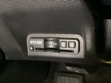 ハンドルの左下にETC2.0がついています。高速道路の料金所の通過も楽々です!。 カードの取り出しもしやすい場所についています。