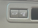 【パワーバックドア】スマートキーや運転席のボタンを押すだけでリアゲートが自動で開閉します!荷物を持っている時や、高い位置にあるバックドアを閉める際に便利な機能です♪