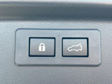 【パワーバックドア】スマートキーや運転席のボタンを押すだけでリアゲートが自動で開閉します!荷物を持っている時や、高い位置にあるバックドアを閉める際に便利な機能です♪