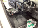 マツダは運転手中心の車つくりを行っております。上部に視認ゾーン、手が届く位置に操作ゾーンを配置し、運転に集中できるコックピットを演出しております☆