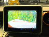 【バックカメラ】駐車時に後方がリアルタイム映像で確認できます。大型商業施設や立体駐車場での駐車時や、夜間のバック時に大活躍!運転スキルに関わらず、今や必須となった装備のひとつです!