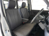 【清潔感のある運転席&助手席】隅々までクリーニングの行き届いた運転席&助手席。目立ったシミや汚れ等もございません。快適なドライブをどうぞ。