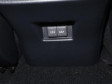 充電用USB端子付き。スマートフォンなどの充電に便利です。
