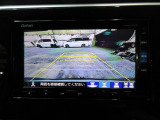 バックカメラの画像です。ガイドラインがスムースな車庫入れをサポートいたします。車庫入れの安心感がアップしますね。