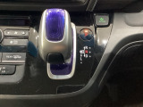 ハイブリッド専用セレクトレバーです。シフトチェンジを電子信号で送信するセレクトレバーを採用していますので、軽快でスマートな操作を楽しめます。