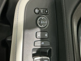 狭い駐車場で便利な電動格納ドアミラーが付いています。