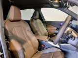 【コックピットシート】BMW車の主役席。車体中央にくる様に配置し車両重心とが一致する事でドライバーと車との一体感あるドライビングを実現。人間工学に基づき形成した形状が長時間のドライブ疲労も軽減します!