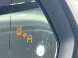 【ブラインドスポットモニター】走行中、ドアミラーの死角になりやすい箇所に後続車が接近するとサイドミラーのレンズに警告を表示!ドライバーに注意喚起をしてくれます。