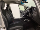 広い足元にゆったり座れるシートには肘掛けも装備しており長距離の運転でも疲れにくくなってます。女性でも運転がしやすいように、シートの高さ調整機能(シートリフター)がついています。