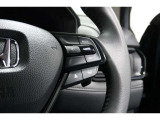 Hondaセンシングの機能のひとつ、アダプティブクルーズコントロール付!アクセルから足を離しても設定したスピードと前車との車間を保ち走行してくれます!車線維持もアシスト☆高速道路で疲労軽減ですね☆