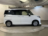 運転席側も電動スライドドアになってます。ショッピングなどでのお買い物時手がふさがっていてもドアに軽く触れるかリモコンで開閉できるので便利です!