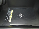ワイヤレス充電器がついています。対応スマートフォンを置くだけで充電が可能です。