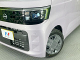 【LEDヘッドライト】悪天候や夜間走行時も良好な視界を確保し安心して運転できる高輝度LEDヘッドライトを装備!点灯速度が早く、消費電力も抑えられています。