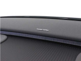 【harman/kardon】5つのスピーカーを内蔵したサウンドバーにより、ドライバーを包み込む音場を実現しました。また、洗練されたミニマルデザインは、キャビンをスタイリッシュに彩ります。