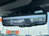 【スマートリヤビューミラー】後席の大きな荷物や同乗者で後方が確認しづらい時でも安心!カメラが撮影した車両後方の映像をルームミラー内に表示。クリアな視界で状況の確認が可能です!