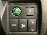 Hondaセンシング用の、VSA(ABS+TCS+横滑り抑制)解除と路外逸脱抑制機能のオンオフスイッチなどはハンドルの右側に装備しています。燃費に役立つECONボタンもここです。