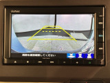 リバースギアに入れるだけで後方の表示へ切り替わります。夜間や雨の日の駐車も楽になりますよ。