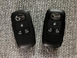 電子カードキーを携帯していれば、ドアハンドルやバックドアのリクエストスイッチを押すだけでドアの施錠・解錠が出来ます♪もちろん 遠隔操作も可能です!盗難防止のイモビライザー機能装備ですよ ☆
