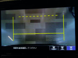 バックカメラの画像です。ガイドラインがスムースな車庫入れをサポートいたします。車庫入れの安心感がアップしますね。
