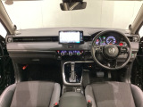 車内は光触媒抗菌消臭施工済です。インパネ周りはスタイリッシュなデザインです。グローブボックスやカップホルダーのほかにトレーなどたくさんの収納スペースが付いています。