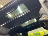 【左右独立ムーンルーフ】2列目左右席にそれぞれ配置されたガラスルーフ!日差しに合わせて片側だけシェードを閉めることも可能です!