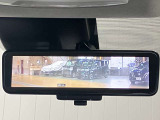 【インテリジェント ルームミラー】車両後方のカメラ映像をミラー面に映し出すので、車内の状況や、天候などに影響されずいつでもクリアな後方視界が得られます!