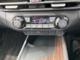 フルオートエアコン搭載。温度設定だけで、車内はいつも快適な空間を維持できます。前席用シートヒーター付きです。