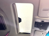 【サンルーフ】開放感たっぷりの希少装備、サンルーフが装着されています!車内に明かりを取り入れたり景色を楽しむ以外にも、車内の空気も簡単に換気できて快適です!