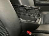 【フロントセンターアームレスト(ボックス付き)】運転席と助手席の間には、小物が収納できるボックス付のアームレストが装備!必要な物をぱっと取り出せて車内もスッキリです♪