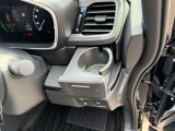 運転席側のドリンクホルダーです