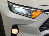 【LEDヘッドライト】悪天候や夜間走行時も良好な視界を確保し安心して運転できる高輝度LEDヘッドライトを装備!点灯速度が早く、消費電力も抑えられています。