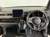 【前方視界】開放的な前方視界!運転がしやすく疲れにくいです♪窓が大きく、見通しがとっても良いおクルマですよ♪