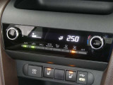 【オートエアコン】車内温度を感知して自動で温度調整をしてくれるのでいつでも快適な車内空間を創り上げます!どの席に座っても快適なドライブが楽しめます♪