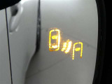 隣車線を走る車両をレーダーで検知し、ドアミラーでは確認しにくい後側方エリアに存在する車両に加え、急接近してくる車両も検知します。車両を検知するとドアミラーに搭載されたLEDインジケーターが点灯します。