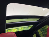 【大型サンルーフ】車内の解放感が一気に上がる大型のパノラマルーフ!季節を問わず開放的で快適なドライブをお楽しみいただけます。流通量も少なく希少価値の高い人気の装備です♪