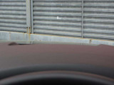 運転視界の遠方上方に虚像を投影することで前を見ながら情報の視認ができます。本当にドライバーが必要な情報を適切に伝え、楽しんで頂くことを考えた新世代装備です。※虚像は2.6m前方に浮かぶイメージです。
