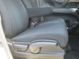 運転席はシート座面の高さが調節出来ます。まだしっかりとしていて座り心地◎です^^