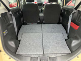 後席を全て倒して、荷物専用のスペースにした状態です。これなら長いものも積めますし、ご旅行や趣味に活用できますね。