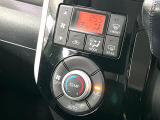 【オートエアコン】一度お好みの温度に設定すれば、車内の温度を検知し風量や温度を自動で調整。暑い&hellip;寒い&hellip;と何度もスイッチ操作をする必要はありません。快適な車内空間には必須の機能ですね♪