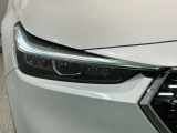 LEDヘッドライトは、点灯の瞬間から最大光量を発揮し、突然暗くなるトンネルなどでの安定感を高めます。