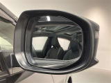ブラインドスポットモニター(BSM)を装備しています。隣を走る車両が死角に入るとミラー内LEDインジケーターが点灯。さらに、ウィンカーを出すとインジケーターが光って点滅して注意を促してくれます。