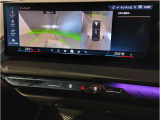 【ⅰドライブナビゲーション】文字情報も鮮明に表示する高解像度カラーディスプレイを採用。視認性に優れた地図デザインと特徴的な建造物を目印にした描写表示で現在位置を把握できます。地図データの更新も可能です