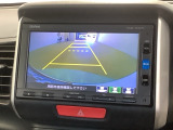 リバースギアに入れるだけで後方の表示へ切り替わります。夜間や雨の日の駐車も楽になりますよ。